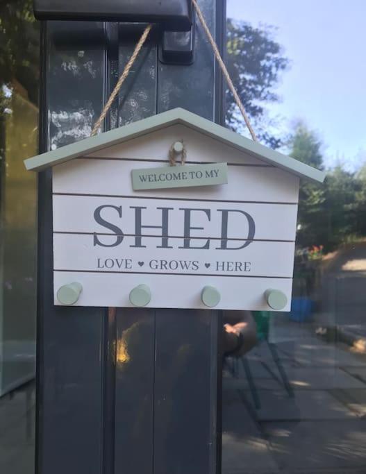 The Shed . A Cosy, Peaceful, 96% Recycled, Chalet. Swansea Eksteriør billede