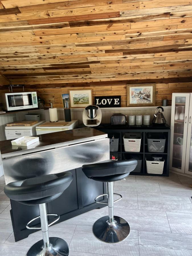 The Shed . A Cosy, Peaceful, 96% Recycled, Chalet. Swansea Eksteriør billede